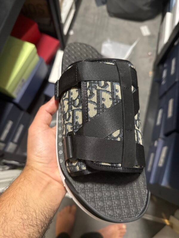 Dior slider